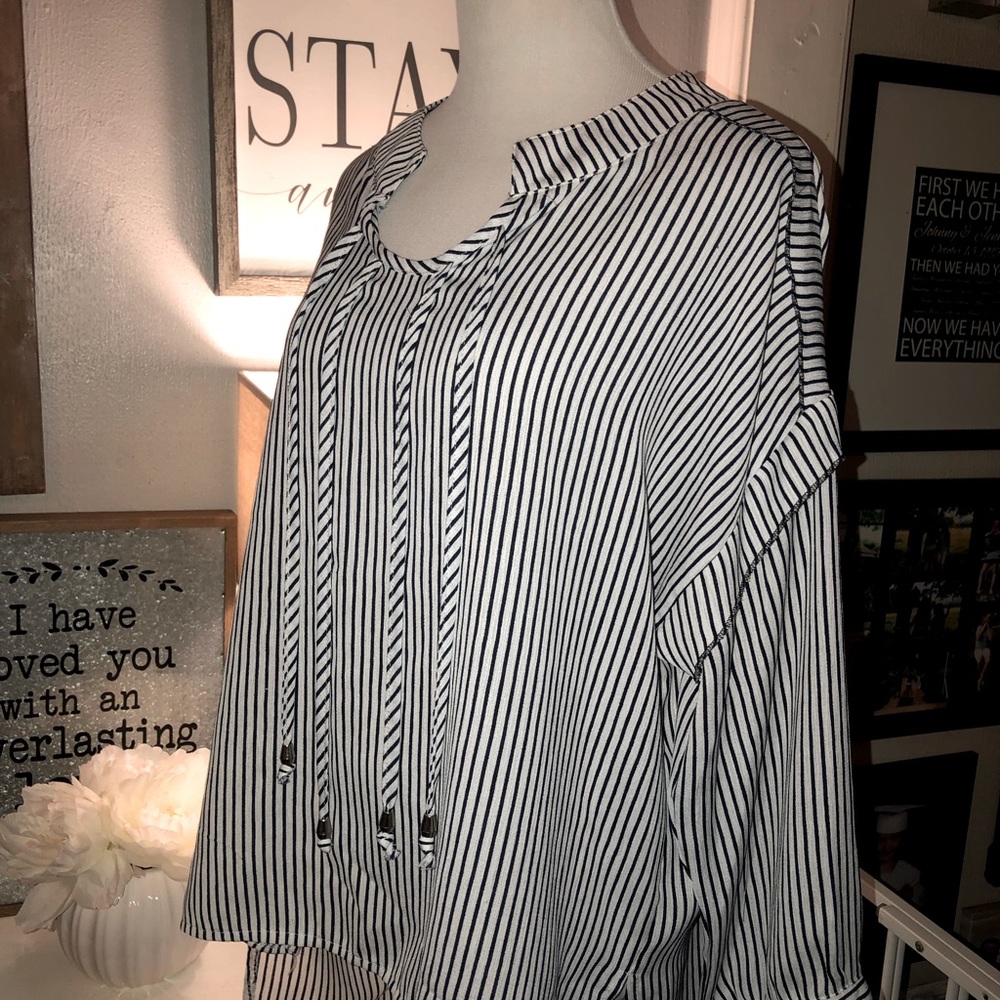 Amaryllis blouse. Size Large. - Picture 8 of 13